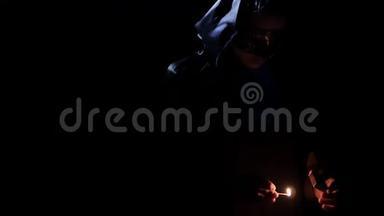 一个拿着蜡烛的维卡女孩欢呼撒旦，并进行黑暗仪式。 万圣节。 4UHDK