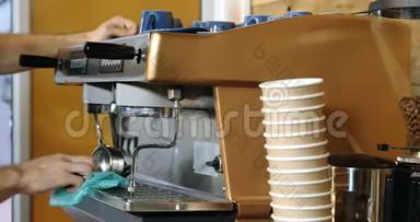 服务员清洗咖啡机4k