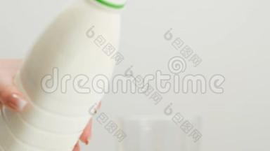 女人拧瓶盖，<strong>倒牛奶</strong>，乳制品，维生素