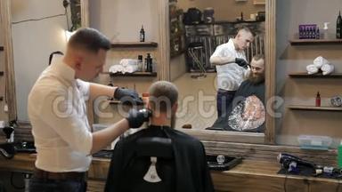 理发店理发时，理发师用剪发器剪发