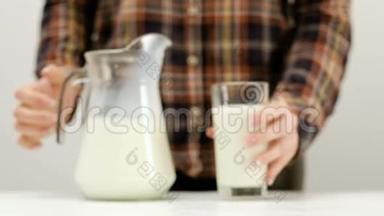 女人倒牛奶罐玻璃健康日记