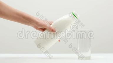 女人倒牛奶瓶玻璃健康日记