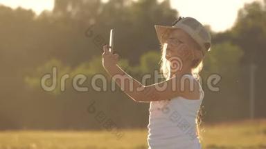<strong>可爱</strong>的<strong>少女</strong>为自己拍照。 年轻漂亮的女孩在日落时在手机上自拍。 <strong>少女</strong>