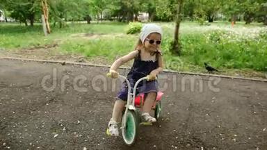 小女孩骑<strong>三轮车</strong>或<strong>三轮车</strong>慢动作。