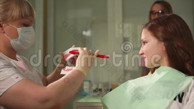 私人诊所正畸师用刷子刷牙的过程