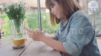女博主用手机在咖啡馆里拍摄绿茶。 一位年轻女子在智能手机上拍咖啡茶。
