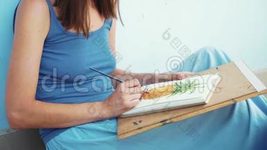 年轻的女画家用水彩画菠萝