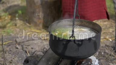 女人在火上煮汤