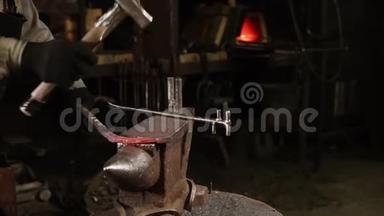 铁匠用大锤子敲打铁砧上的金属细节