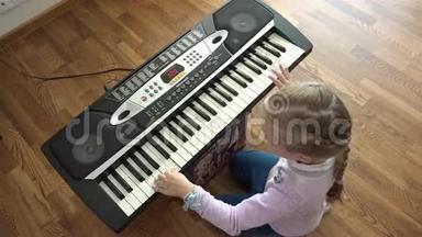 孩子的手在钢琴键盘顶部的视图。