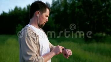 一个人看一块智能手表，他夏天在公园跑了多少公里