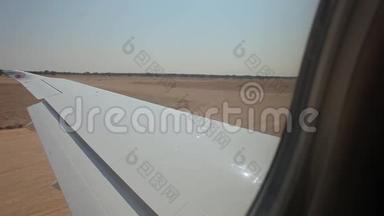 飞机在纳米比亚的大草原起飞.