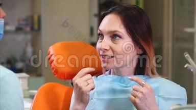 牙科诊所的病人问医生如何照顾她的牙齿