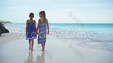 小女孩在白色海滩<strong>上海</strong>边散步。 晚上孩子们在海滩度假