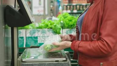 超市里买蔬菜的女人。 黄瓜和西红柿，在秤上<strong>称重</strong>。 自助服务。 4k