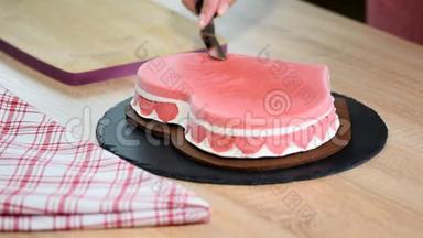 心形式准备蛋糕的过程.. 一步一步的糖果师做蛋糕。