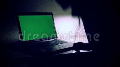 视频：一个在笔记本电脑上上<strong>夜班</strong>的男人