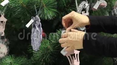 圣诞树上的圣诞软玩具。猪年