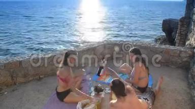 在海边吃零食的朋友，加速录像
