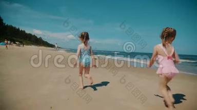 夏天两个小女孩在海滩上奔跑