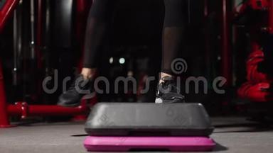 健身台阶，训练，健美操，<strong>运动</strong>概念-<strong>运动</strong>女教练在<strong>室</strong>内与踏步机做<strong>有氧运动</strong>