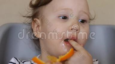 一个小女孩吃橘子。