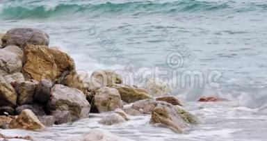 美丽的海滩岩石在海滩上飞溅的海浪，一个€的“夏季宁静的目的地旅行4k视频背景