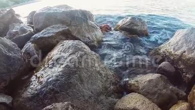 岩石海岸和海浪撞击岩石