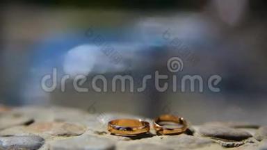 喷泉和结婚戒指。 结婚戒指和背景水
