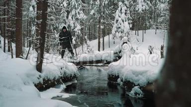 冬天的那天，一个年轻人站在<strong>河边</strong>的雪覆盖的<strong>小</strong>径上