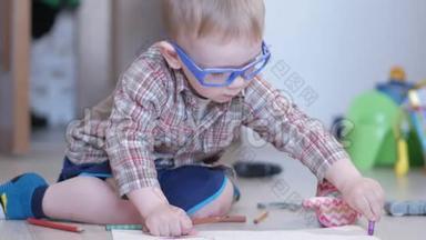 可爱的<strong>男孩</strong>戴着滑稽的眼镜，两只手在家里用纸画画