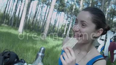 自然界中一个笑的年轻女人吃膳食食物。 一个快乐美丽的女孩吃一顿小卡路里的饭。