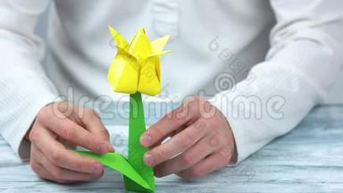 人制作黄色折纸花..