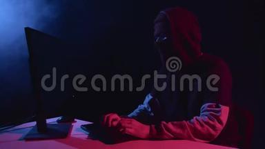 间谍黑客电脑坐在黑暗的房间里。 黑烟背景