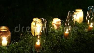 夜晚婚礼的精美复古装饰，装有蜡烛的罐子
