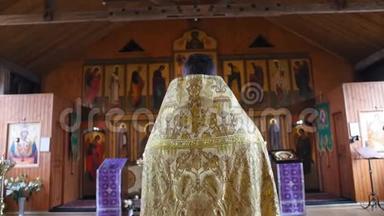 圣父在洗礼仪式之前在教堂里念祈祷。 东正教教堂的秘密洗礼仪式