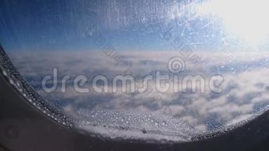 飞机舷窗上凝结水滴的特写。 空气事故风险