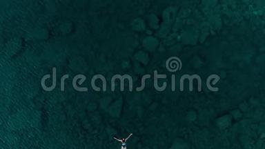 空中慢动作：女人漂浮在<strong>蓝色</strong>水面<strong>上</strong>，在透明的地中海游泳，俯视，<strong>夏季</strong>度假