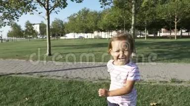 一个可爱的小女孩朝镜头跑去，脸上挂着大大的微笑。