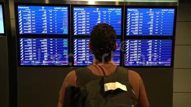 旅客看机场候机楼的时刻表、国际航班、商务旅客