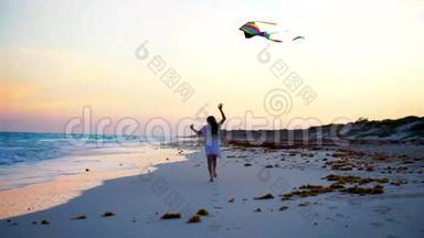 可爱的小女孩带着放风筝在热带海滩上<strong>玩</strong>得很开心。 孩子们在<strong>海边玩</strong>沙滩<strong>玩</strong>具