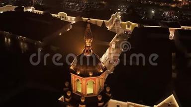 在带有圣诞树的小广场上有闪闪发光的金色穹顶的<strong>高楼大厦</strong>。