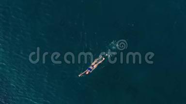 空中慢动作：女人漂浮在蓝色水面上，在透明的地中海游泳，俯视，夏<strong>季度</strong>假