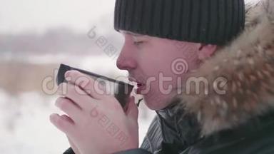 人们在冬天在公园户外喝热茶。 健康的生活方式，户外散步