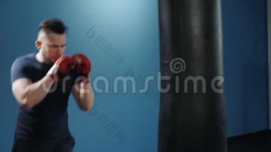肌肉发达、英俊的拳手，在练习回合中用拳击袋、跆拳道大力向前踢。闭合