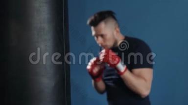 肌肉发达、英俊的拳手，在练习<strong>回合</strong>中用拳击袋、跆拳道大力向前踢。闭合
