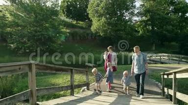 全高清公园<strong>桥</strong>上有四个孩子的幸福家庭
