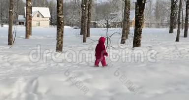 冬天，小孩子在公园里散步