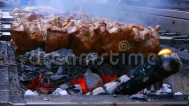准备烤肉串上的美味烤肉，烤肉串上的烤肉，街头食品，肉串上的旋转