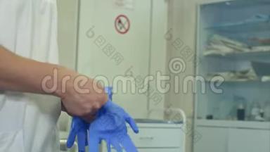 外科医生戴上无菌橡胶手套进行外科手术